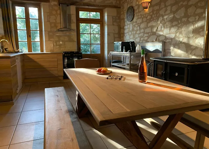 Chateau De Salvert - 4 Gites - 32 Personnes