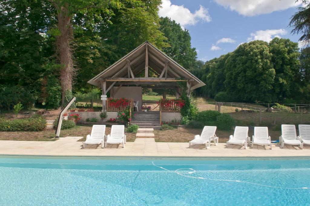 Chateau De Salvert - 4 Gites - 32 Personnes