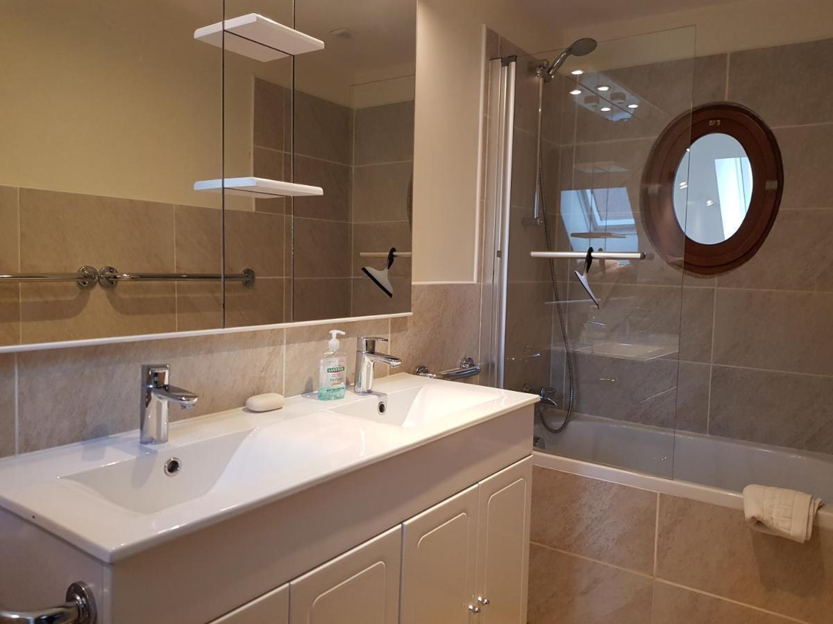 Chateau De Salvert - 4 Gites - 32 Personnes * Neuille
