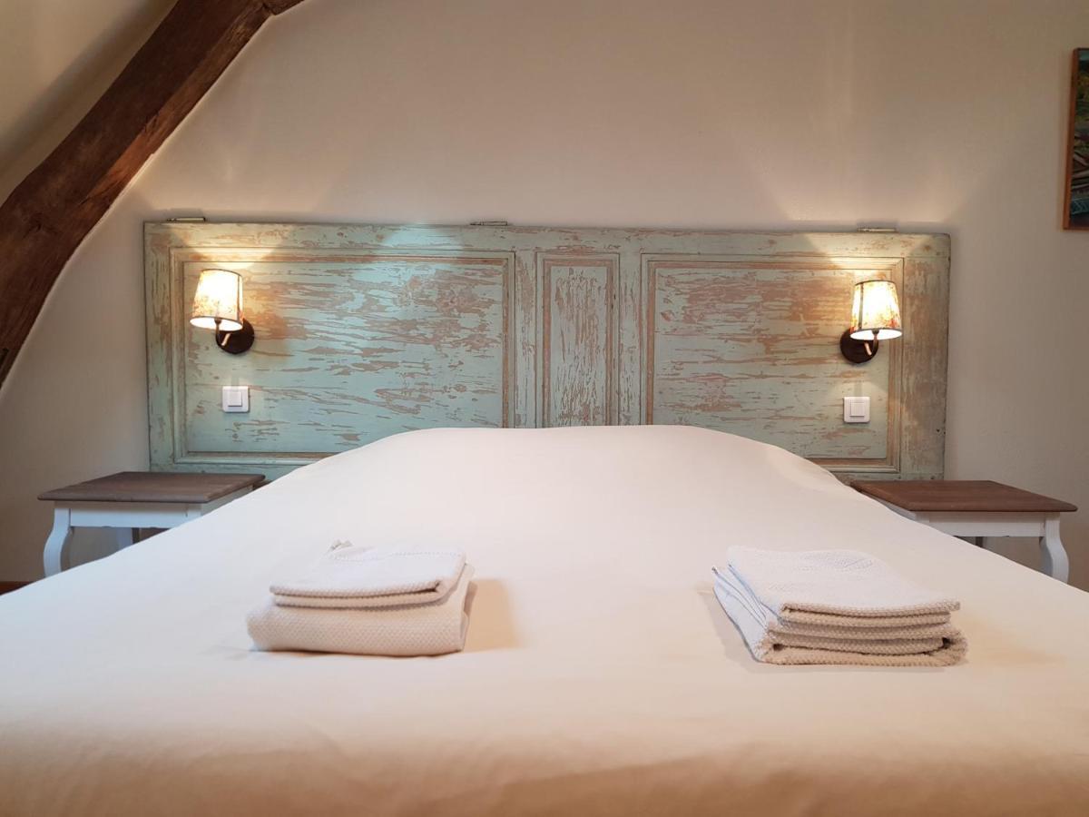 Chateau De Salvert - 4 Gites - 32 Personnes Neuille