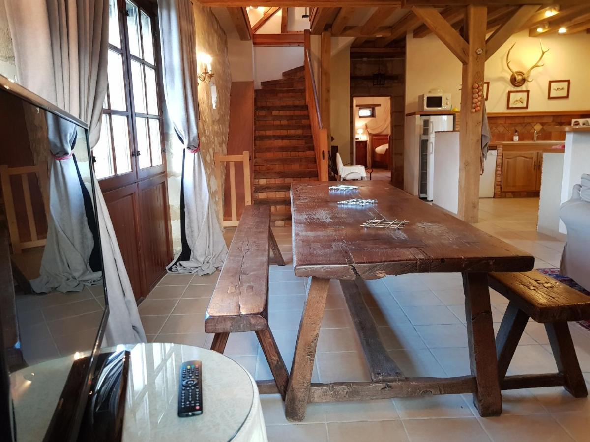 Chateau De Salvert - 4 Gites - 32 Personnes * Neuille